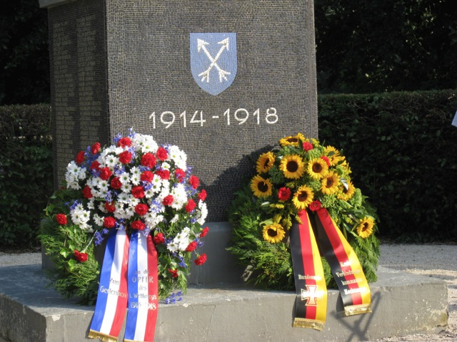 Feier der Stadt Oberursel zum Gedenken an die Opfer des Ersten Weltkriegs und Einweihung des restaurierten Ehrenmals am 23. Juli 2014 am Ehrenmal an der Christuskirche in Oberursel.