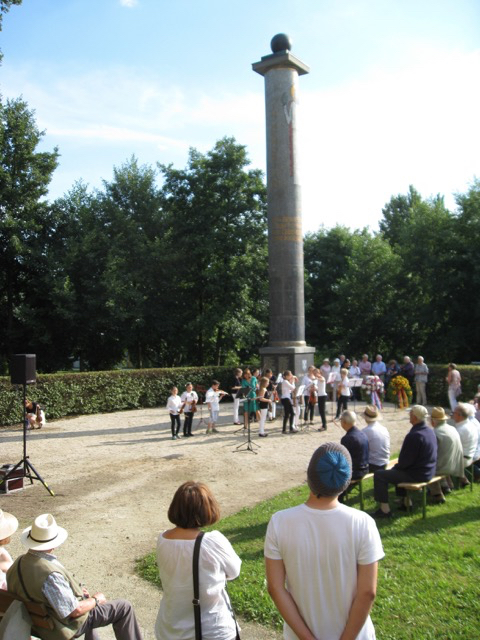 Feier der Stadt Oberursel zum Gedenken an die Opfer des Ersten Weltkriegs und Einweihung des restaurierten Ehrenmals am 23. Juli 2014 am Ehrenmal an der Christuskirche in Oberursel.
